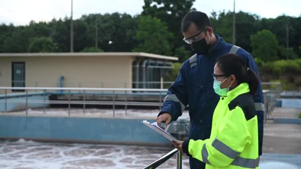 廃水処理場で働く環境技術者 再利用のための水循環プラントで働く水供給技術者 — ストック動画