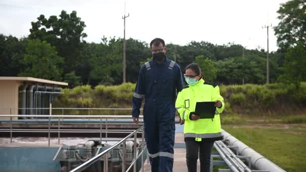 Umweltingenieure Arbeiten Kläranlagen Wasserversorgungstechniker Arbeiten Wasseraufbereitungsanlagen Zur Wiederverwendung Techniker Und — Stockvideo