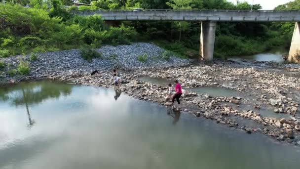 Vista Aérea Pessoas Que Atravessam Rio — Vídeo de Stock