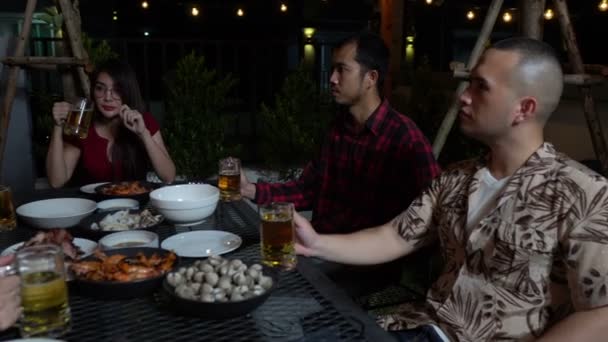 Skupina Lidí Večeřet Při Večírku Zahradě — Stock video