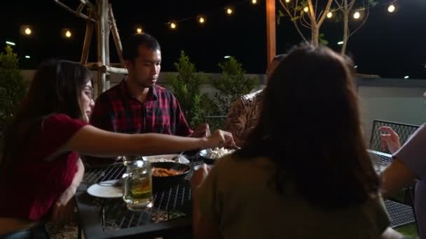 Grupo Personas Cenando Mientras Hacen Fiesta Jardín — Vídeo de stock