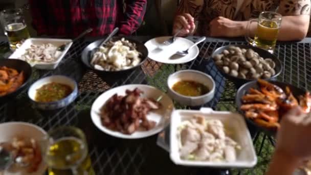 Grupo Personas Cenando Mientras Hacen Fiesta Jardín — Vídeo de stock