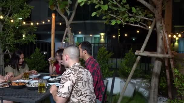 Grupo Personas Cenando Mientras Hacen Fiesta Jardín — Vídeo de stock