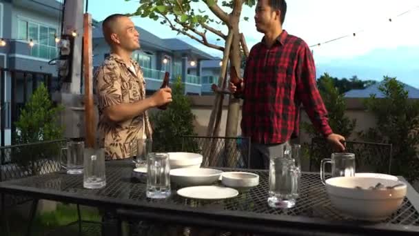 Hombres Hablando Bebiendo Alcohol Mientras Hacen Fiesta Jardín — Vídeo de stock