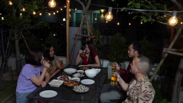 Groep Van Mensen Dineren Terwijl Het Hebben Van Feest Tuin — Stockvideo