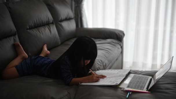 Asiatisches Kleines Mädchen Das Hause Online Hausaufgaben Lernt Covid Epidemiekonzept — Stockvideo