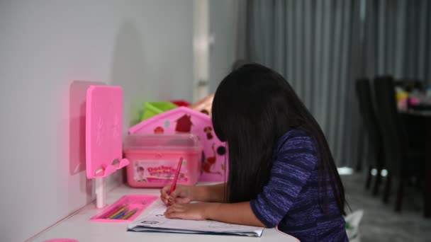 Kleine Asiatische Mädchen Lernen Online Hause Covid Epidemiekonzept — Stockvideo