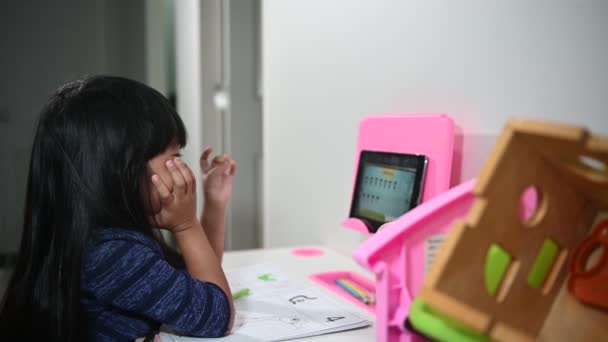 Ασιατικό Κοριτσάκι Μαθαίνει Online Στο Σπίτι Έννοια Επιδημίας Covid — Αρχείο Βίντεο