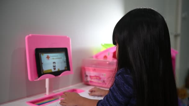 Asiatisk Lille Pige Lære Online Derhjemme Covid Epidemi Koncept – Stock-video