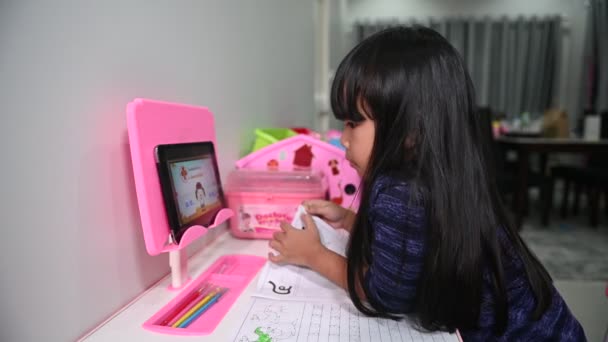 Menina Asiática Aprender Online Casa Conceito Epidemia Covid — Vídeo de Stock