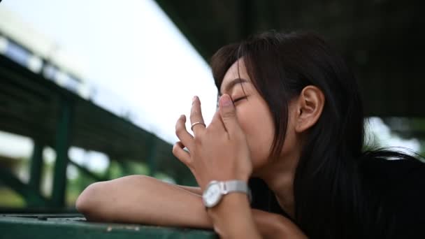 Asiatisk Kvinna Mår Dåligt Efter Att Gjort Slut Med Pojkvän — Stockvideo