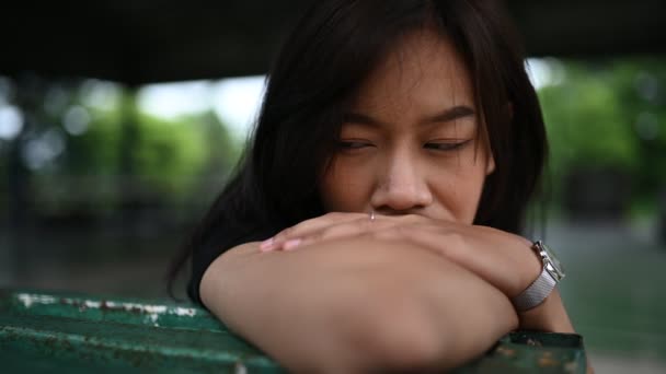 Ázsiai Rosszul Érzi Magát Miután Szakított Barátjával — Stock videók