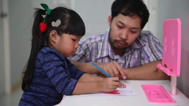 Ayah Dan Putri Asia Menghabiskan Waktu Bersama Sementara Gadis Melukis — Stok Video