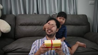 ,Asyalı baba ve kızı evde kalırken birlikte vakit geçiriyorlar, Babalar Günü konsepti.