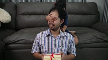 ,Asyalı baba ve kızı evde kalırken birlikte vakit geçiriyorlar, Babalar Günü konsepti.