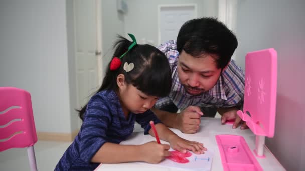Asiático Padre Hija Pasar Tiempo Juntos Mientras Niña Pintura Tarjeta — Vídeo de stock