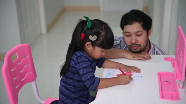 Asiático Padre Hija Pasar Tiempo Juntos Mientras Niña Pintura Tarjeta — Vídeo de stock