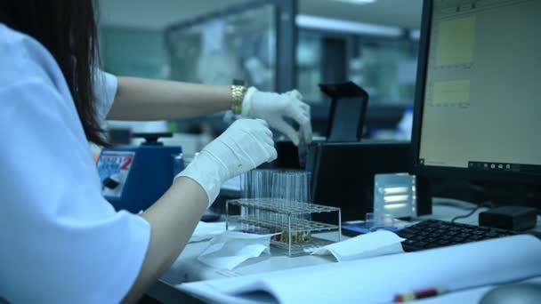 Científico Asiático Trabajando Laboratorio Haciendo Experimentos Para Productos — Vídeo de stock