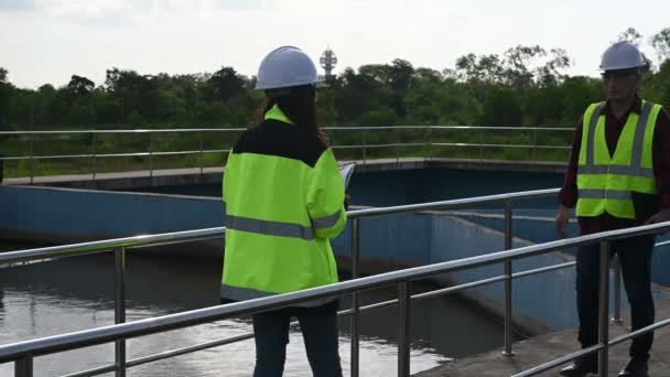 Miljöingenjörer Arbetar Vid Reningsverk För Avloppsvatten Vattenförsörjningsteknik Vid Vattenåtervinningsanläggning För — Stockvideo