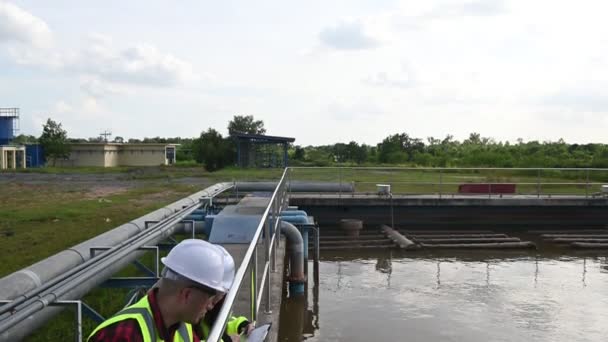 Ingenieros Ambientales Trabajan Plantas Tratamiento Aguas Residuales Ingeniería Suministro Agua — Vídeo de stock