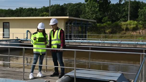 Umweltingenieure Arbeiten Kläranlagen Wasserversorgungstechniker Arbeiten Wasserrecyclinganlagen Zur Wiederverwendung — Stockvideo