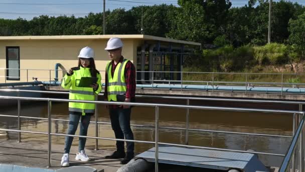 Engenheiros Ambientais Trabalham Estações Tratamento Águas Residuais Engenharia Abastecimento Água — Vídeo de Stock