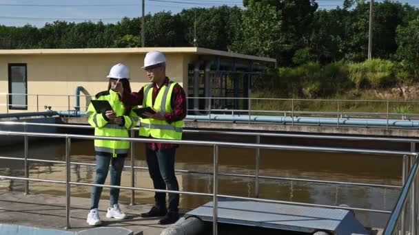 Engenheiros Ambientais Trabalham Estações Tratamento Águas Residuais Engenharia Abastecimento Água — Vídeo de Stock