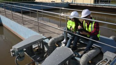Çevre mühendisleri atık su arıtma tesislerinde, Su geri dönüşüm tesisinde tekrar kullanılmak üzere çalışan su tedarik mühendisliğinde çalışıyorlar