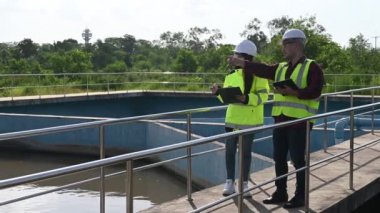 Çevre mühendisleri atık su arıtma tesislerinde, Su geri dönüşüm tesisinde tekrar kullanılmak üzere çalışan su tedarik mühendisliğinde çalışıyorlar