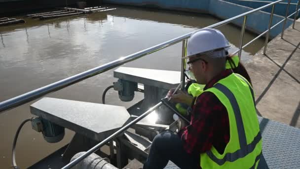 Ingenieros Ambientales Trabajan Plantas Tratamiento Aguas Residuales Ingeniería Suministro Agua — Vídeos de Stock