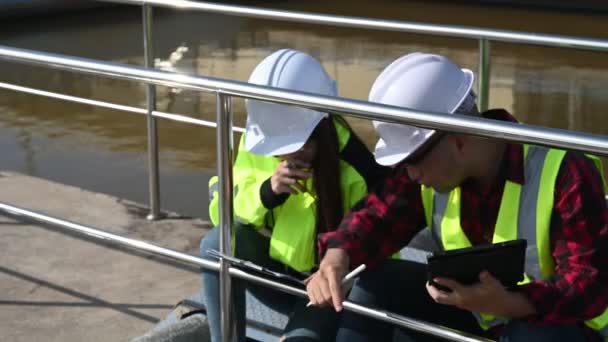 Engenheiros Ambientais Trabalham Estações Tratamento Águas Residuais Engenharia Abastecimento Água — Vídeo de Stock