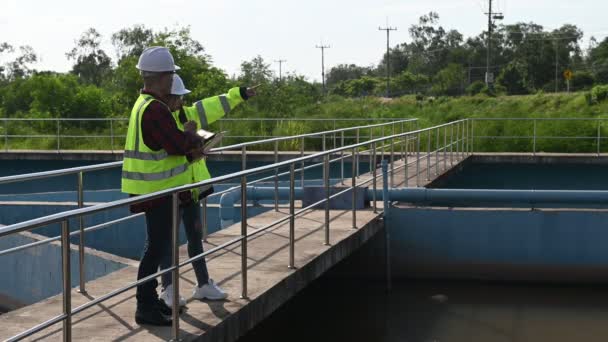 Inżynierowie Środowiska Pracują Oczyszczalniach Ścieków Inżynieria Zaopatrzenia Wodę Zakładzie Recyklingu — Wideo stockowe