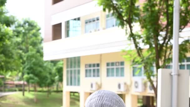 Moe Depressieve Vrouwelijke Aziatische Scrub Verpleegster Dragen Gezichtsmasker Blauw Uniform — Stockvideo