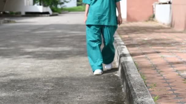 Moe Depressieve Vrouwelijke Aziatische Scrub Verpleegster Dragen Gezichtsmasker Blauw Uniform — Stockvideo