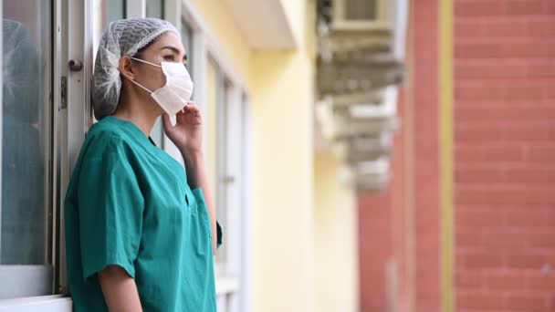 Moe Depressieve Vrouwelijke Aziatische Scrub Verpleegster Dragen Gezichtsmasker Blauw Uniform — Stockvideo