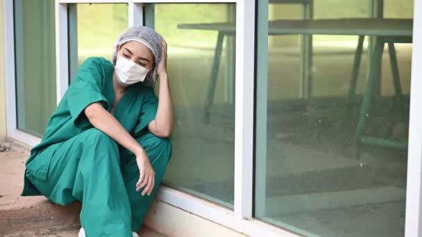 Moe Depressieve Vrouwelijke Aziatische Scrub Verpleegster Dragen Gezichtsmasker Blauw Uniform — Stockvideo