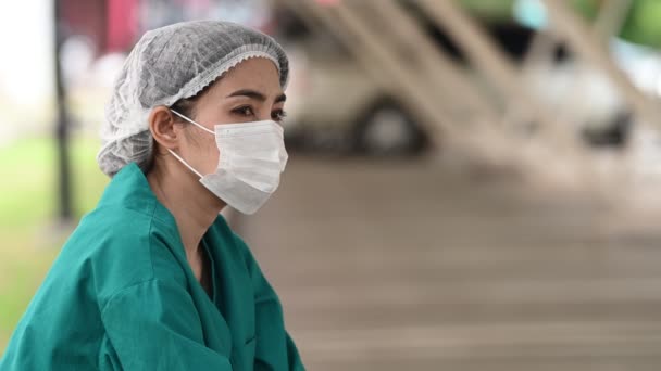 Fatigué Déprimé Femme Asiatique Gommage Infirmière Portant Masque Facial Uniforme — Video