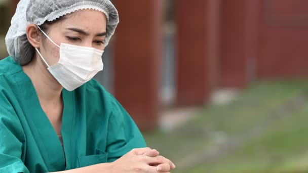 Moe Depressieve Vrouwelijke Aziatische Scrub Verpleegster Dragen Gezichtsmasker Blauw Uniform — Stockvideo