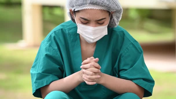 Moe Depressieve Vrouwelijke Aziatische Scrub Verpleegster Dragen Gezichtsmasker Blauw Uniform — Stockvideo