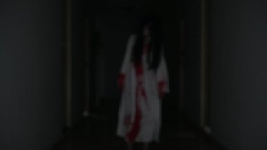 Ölü kızın kanlı videosu, Cadılar Bayramı konsepti. 