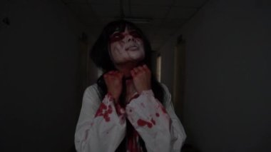 Ölü kızın kanlı videosu, Cadılar Bayramı konsepti. 