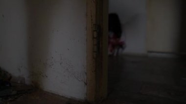 Ölü kızın kanlı videosu, Cadılar Bayramı konsepti. 