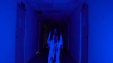 Ölü kızın kanlı videosu, Cadılar Bayramı konsepti. 