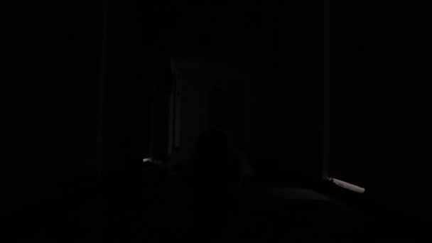 恐ろしいビデオと死んだ女の子の血ハロウィーンのコンセプト — ストック動画