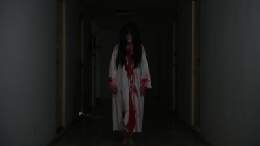 Ölü kızın kanlı videosu, Cadılar Bayramı konsepti. 