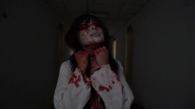 Ölü kızın kanlı videosu, Cadılar Bayramı konsepti. 