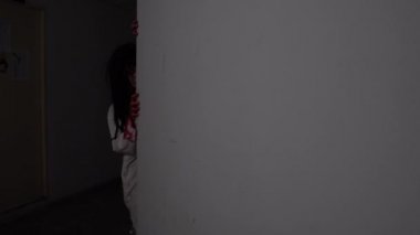 Ölü kızın kanlı videosu, Cadılar Bayramı konsepti. 