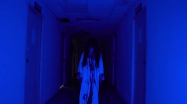 Ölü kızın kanlı videosu, Cadılar Bayramı konsepti. 