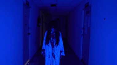 Ölü kızın kanlı videosu, Cadılar Bayramı konsepti. 