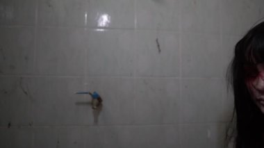 Ölü kızın kanlı videosu, Cadılar Bayramı konsepti. 